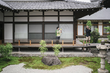 一群日本朋友在访问京都期间探索背景图片