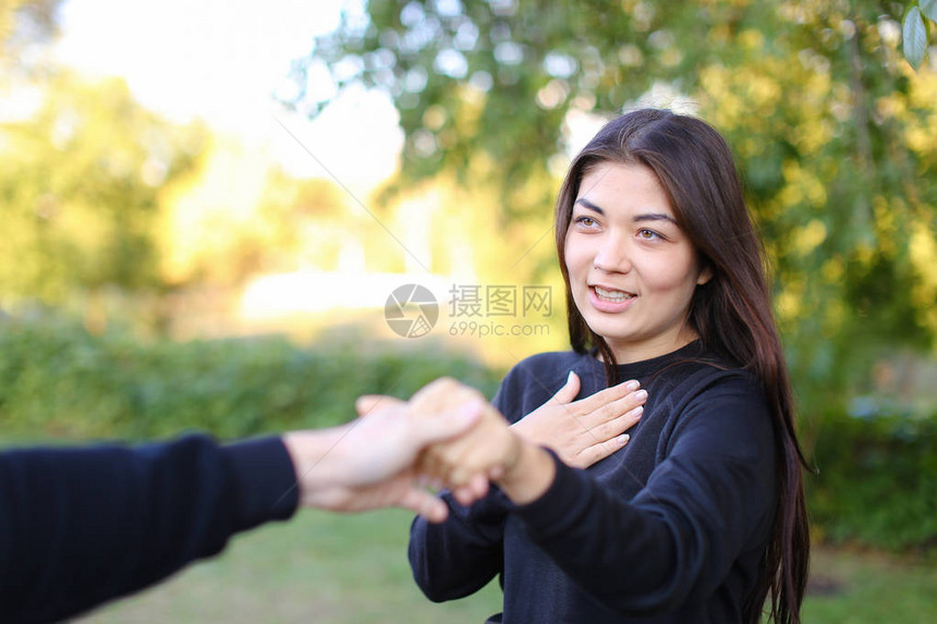 女在长期分离或与所爱的人告别后遇到心爱的人图片