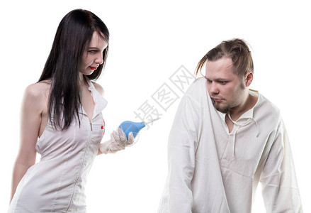 病人和年轻护士在白色背景上灌肠图片