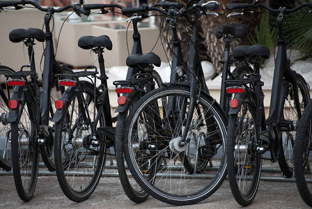 街上的自行车自行车租赁服务图片