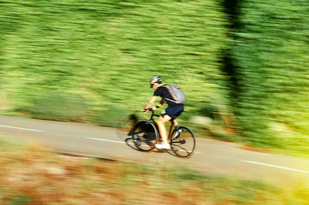 快速运动的骑自行车的人爬山图片