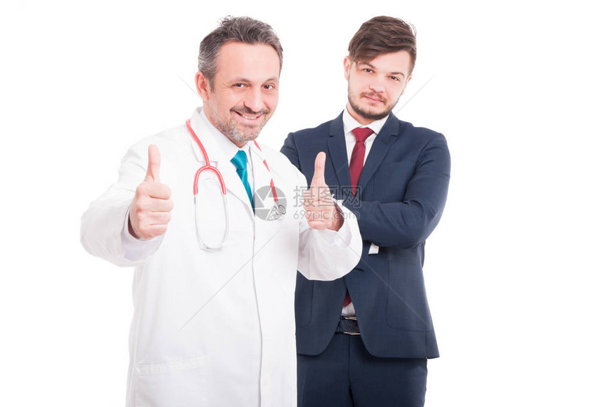 医生或医生在身后露出像大拇指手势用白图片