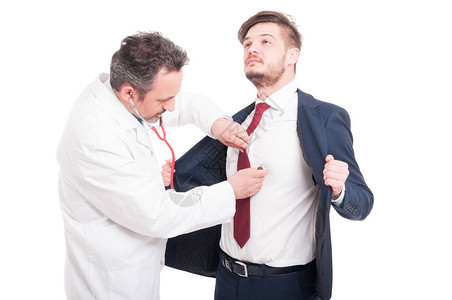 男心脏病专家咨询他的病人胸部作为白色背景图片