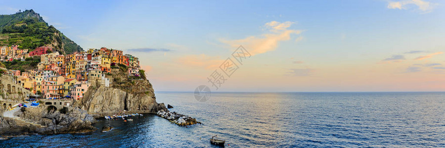 日落后地中海岩石上色彩缤纷的传统房屋图片