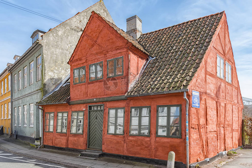 丹麦古老的海林格尔镇众多奇异的小建筑之一图片