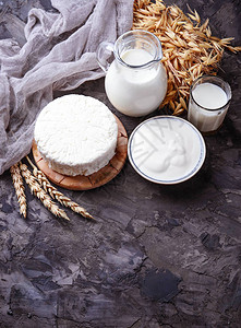 Tzfat奶酪牛奶和小麦谷物图片