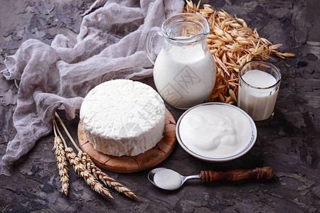 Tzfat奶酪牛奶和小麦谷物图片