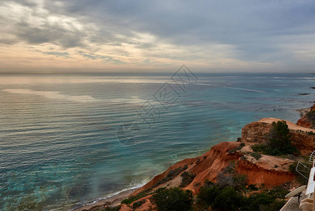 坎波阿莫尔是位于西班牙科斯塔布兰卡和科斯塔卡利达边界的奥里韦拉海岸南部一个受欢迎的海滨度假胜地Camp背景图片