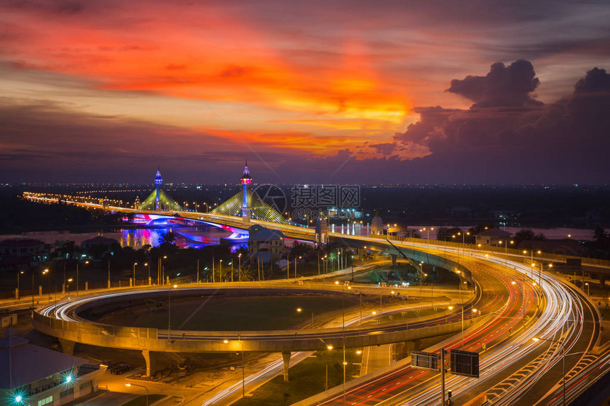 泰国曼谷的非塔布里桥直路有灯光图片