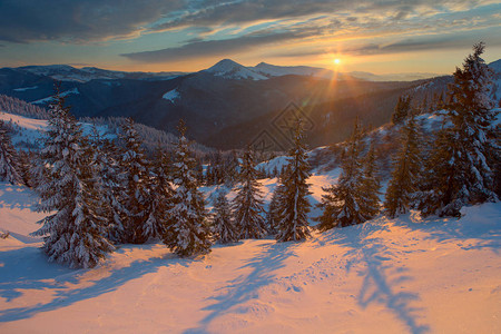 冬季日出和日落的喀尔巴阡山脉图片