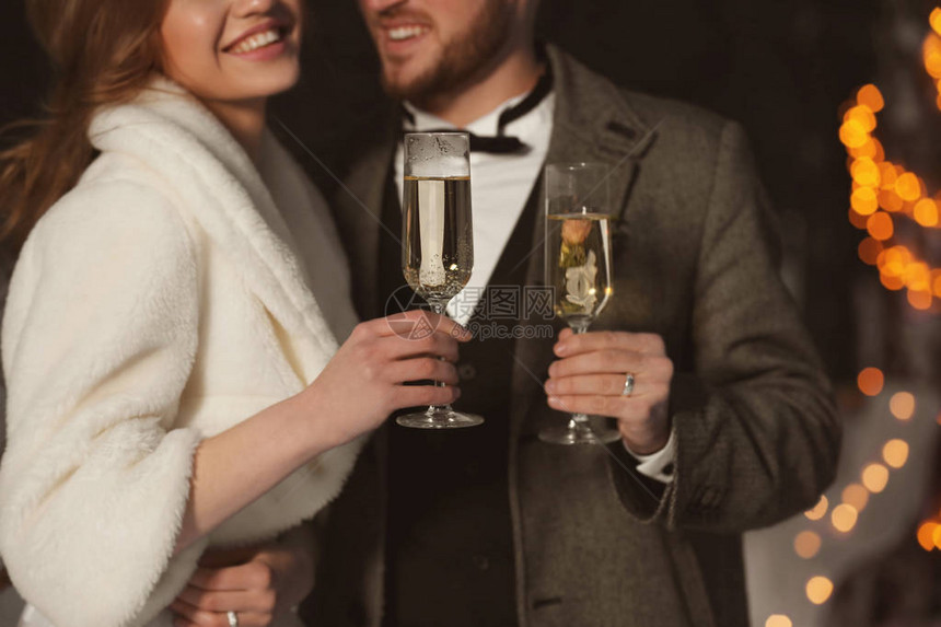 晚冬夜的一对带香槟杯的结婚情图片
