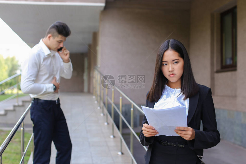 一群年轻的亚洲女商人和穿着西装的白人男商人图片