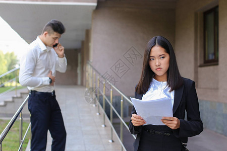 一群年轻的亚洲女商人和穿着西装的白人男商人图片