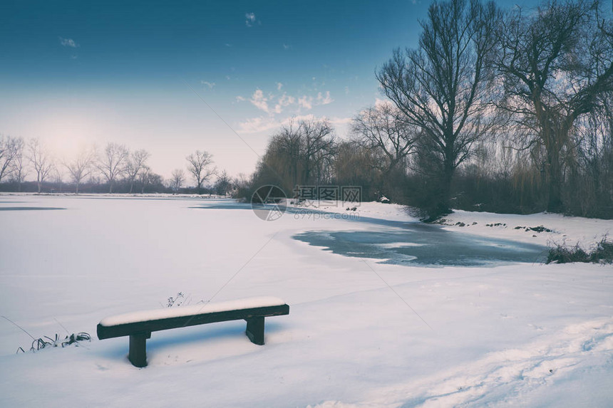 冬天结冰的湖景图片
