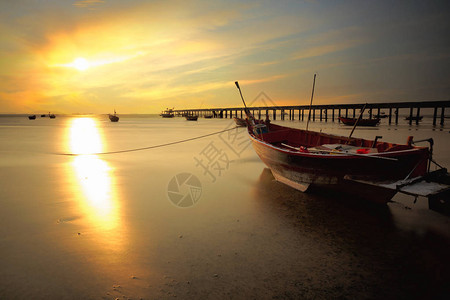 在日落泰国的渔船图片