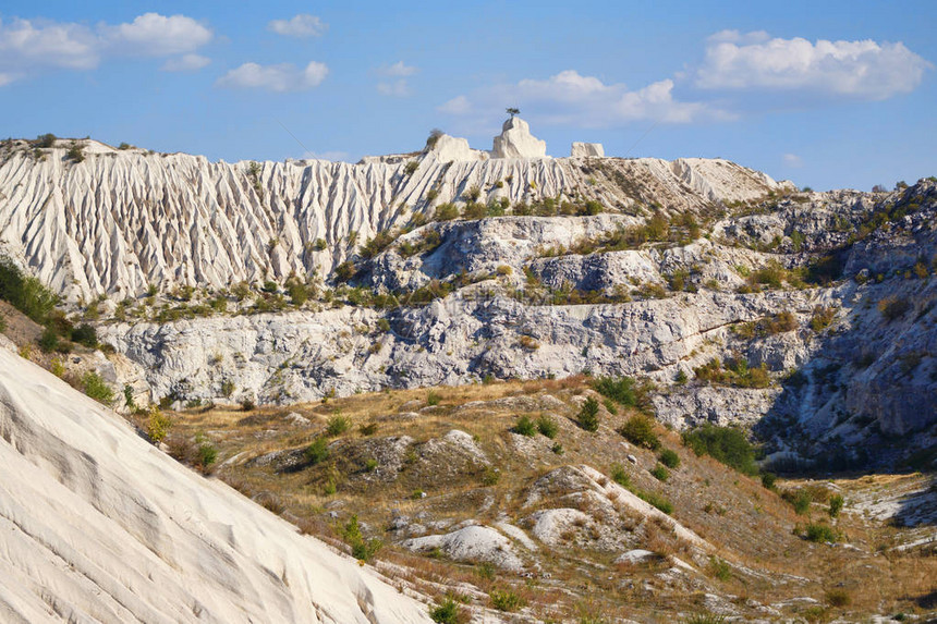从采石场的石灰岩悬崖上欣赏山丘和田野图片