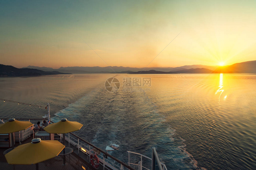 海洋上美丽的夕阳希腊群图片