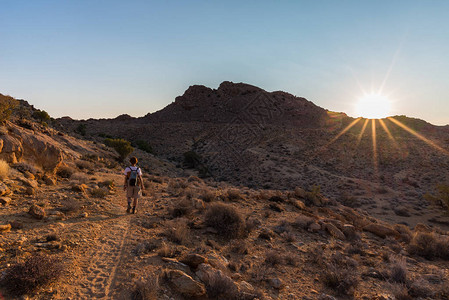 纳米比亚NamibNaukluft公园纳米布日落时在纳米布沙漠图片