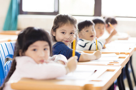 快乐的小女孩学生在教室里图片