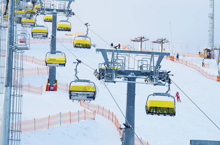 在滑雪度假胜地升起提供快速图片