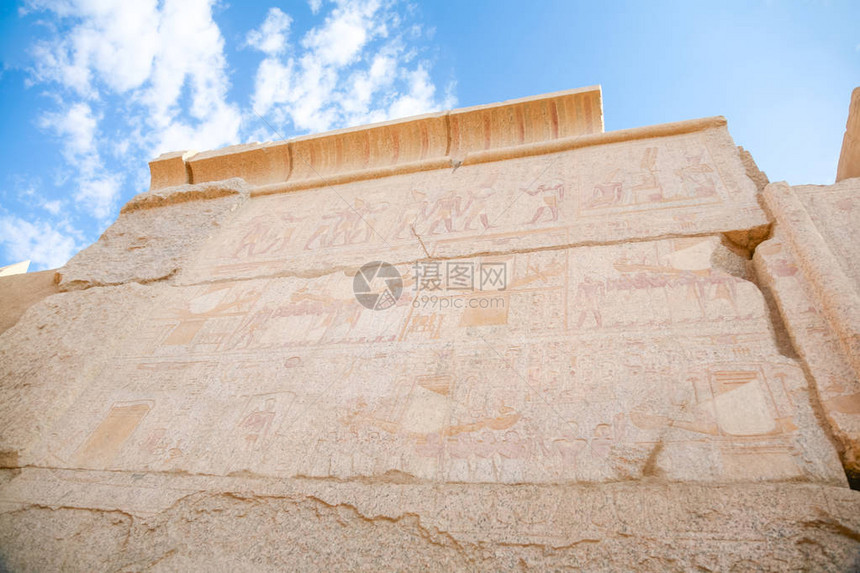 埃及卡纳克神庙地标建筑中刻有雕刻和象形文字的大石墙图片
