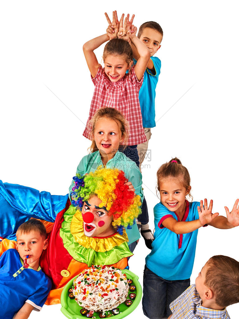 生日儿童小丑和孩子们一起玩孩子们在活动组织者手中庆祝节日蛋糕孩子给别人兔子耳朵一群人躺在白色背景上的图片