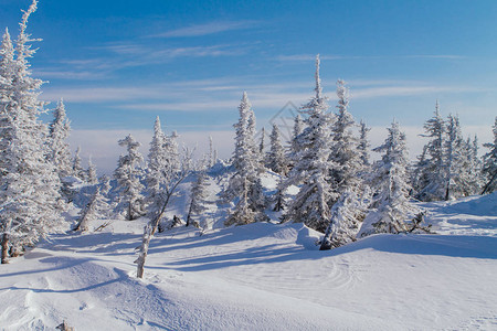 美丽的冬季山地景观有图片