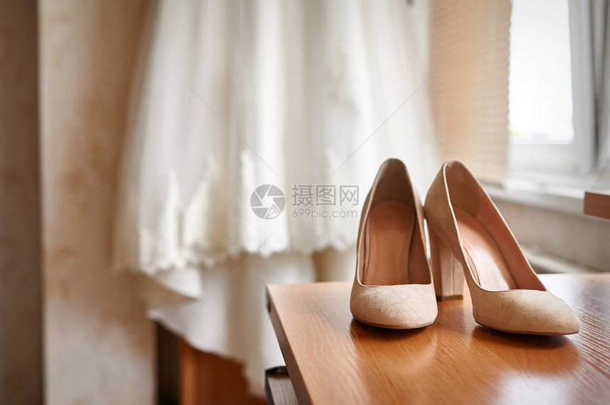 婚鞋和新娘在卧室里图片