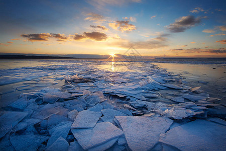 冻结的冬天湖风景图片