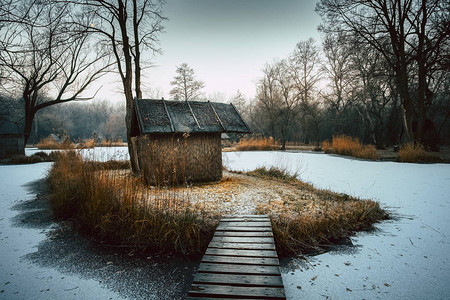 冬季湖上的钓鱼小屋图片