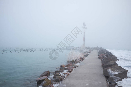 冬季湖中的码头和灯塔图片