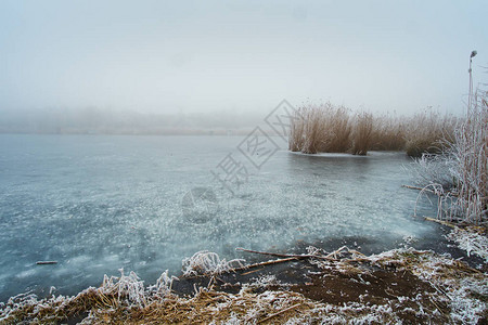 冬天结冰的湖景图片