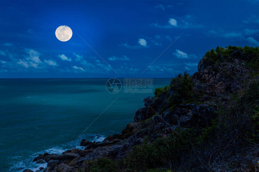 夜晚海边陡峭的悬崖和满月图片