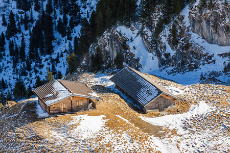 奥地利阿尔卑斯山的木材谷仓阳光景色图片
