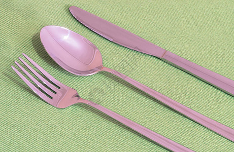 用叉子刀和勺子装在绿色图片