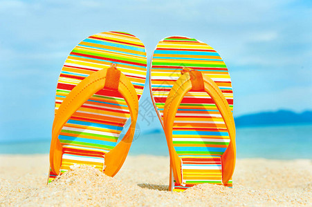 美丽的海滩沙滩上的沙滩凉鞋暑假和期的概图片