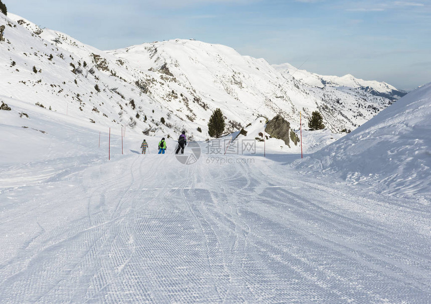 冬季阿尔卑斯山度假胜地的滑雪图片