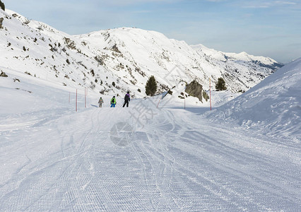 冬季阿尔卑斯山度假胜地的滑雪图片