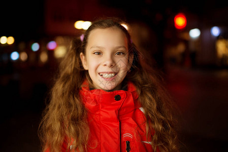 穿着红色温暖夹克的美丽笑脸女孩图片