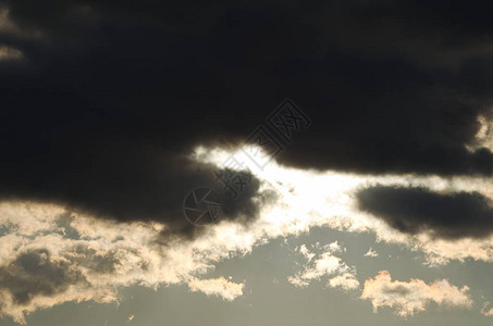 黑云覆盖明亮晴朗的天空水平Cloudscape图片