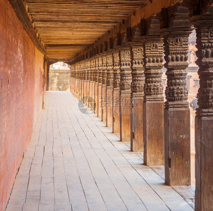 连带重复木柱的走廊通往Durbar广场和尼泊尔Bhaktapur的Vatsala图片