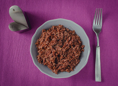 丰盛的饮食营养一盘棕色大米在美丽图片