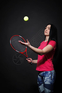 手拿着网球拍打的女人图片