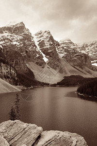 加拿大班夫公园山峰雪盖图片