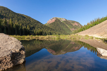 夏季的一座湖中一片风景山上反图片