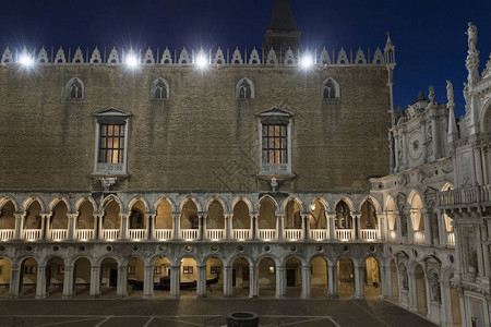 意大利威尼斯Doges宫内院子的风景晚上在图片