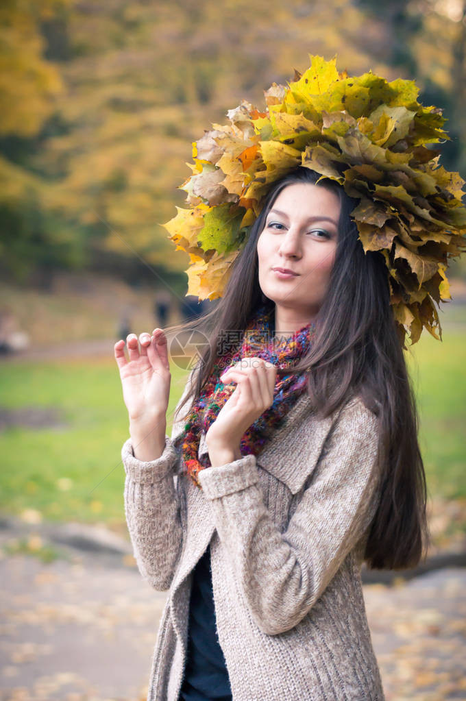 秋天公园里带着树叶花环的女孩图片