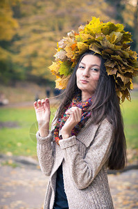 秋天公园里带着树叶花环的女孩图片