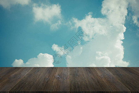 自然云层的蓝色天空和白云与伍德阳台以图片