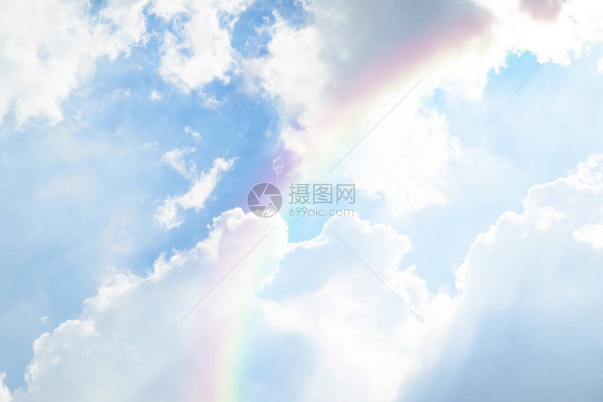 蓝色天空和彩虹白云的图片